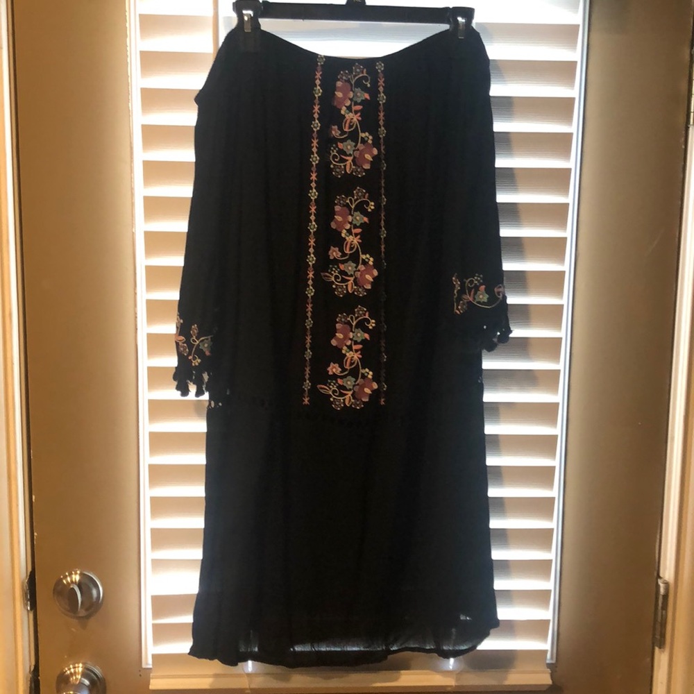 Black strapless with low sleeves dress